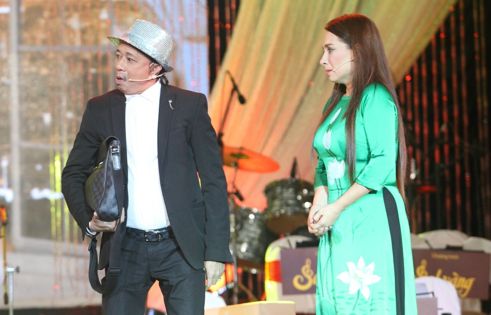 Clip hau truong liveshow Thuong mot nguoi dung - Phi Nhung hinh anh