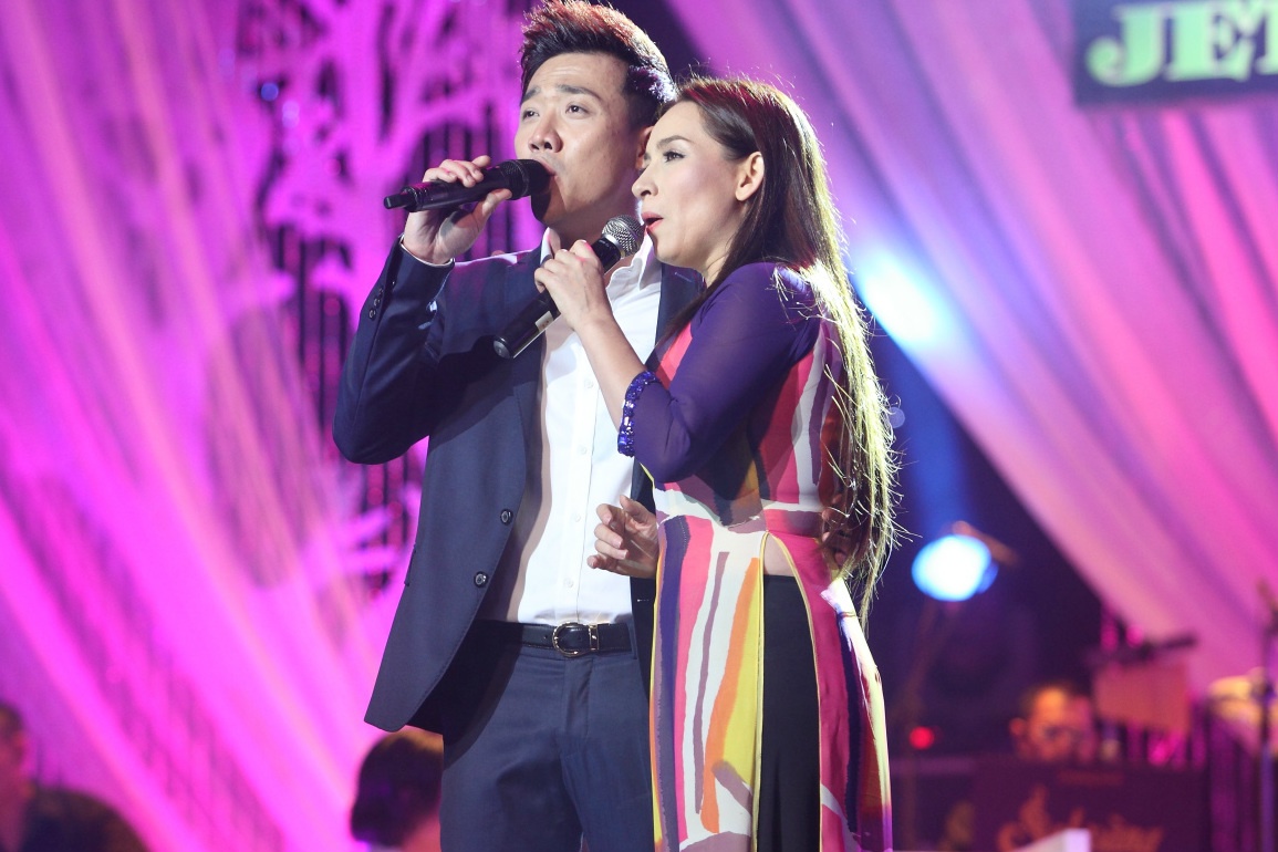 Tran Thanh hat qua dieu trong liveshow Phi Nhung hinh anh