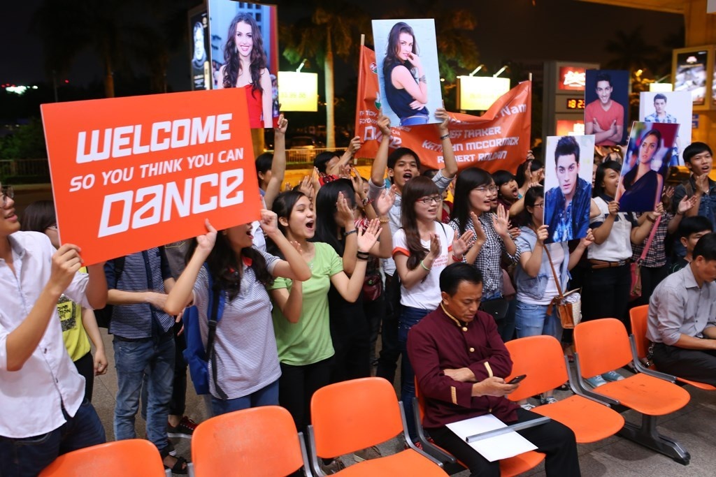 Sau chuyến bay dài, Kathryn McCormick vẫn giữ được vẻ mặt rạng rỡ, cô không hề tỏ ra mệt mỏi. Ngay khi vừa xuất hiện, á quân So You Think You Can Dance (SYTYCD) Mỹ đã  khiến các fan vô cùng bất ngờ vì phong cách đơn giản, năng động đúng với tính chất của một vũ công. 