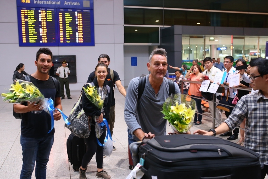 Đi cùng với cô sang Việt Nam lần này có Jeff Thacker – tổng điều hành sản xuất SYTYCD Hoa Kỳ và Robert - á quân SYTYCD mùa 7 cùng phu quân của cô.