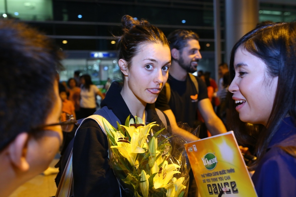 Vì lịch trình và thời lượng nán lại sân bay không cho phép nên Kathryn chỉ kịp gửi lời chào đến người hâm mộ. Cô chia sẻ ngắn gọn cảm xúc khi đặt chân tới TP HCM: “Tôi biết Step-Up Revolution là một cơn sốt trên toàn cầu, tôi cũng nghĩ rằng SYTYCD được thế giới hào hứng đón nhận. Nhưng tôi không tin vào mắt mình khi ngày hôm nay, tại đây, ở Việt Nam, nơi mà tôi chỉ được biết và nghe theo một cách rất khác. 