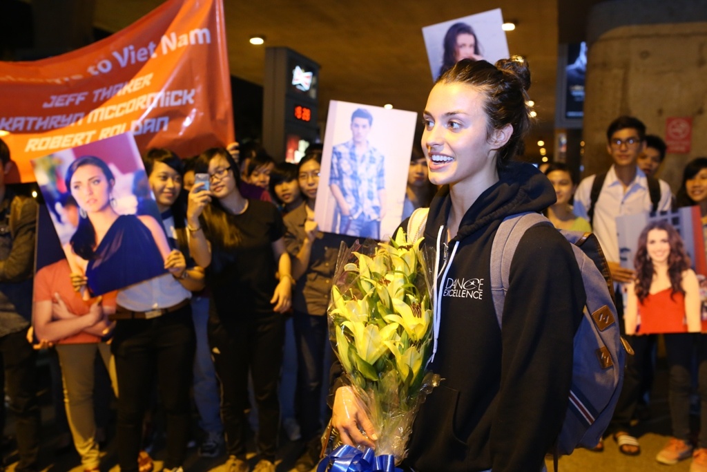 Tôi rất hạnh phúc khi nhìn thấy nụ cười của các bạn, nghe các bạn gọi tên tôi dẫu chưa chính xác lắm (cười). Thật tuyệt vời, tôi bắt đầu cảm nhận được sự hứng khởi trong những ngày sắp tới tại Việt Nam. Hẹn gặp lại các bạn vào cuối tuần này. Kathryn xin chào”. 