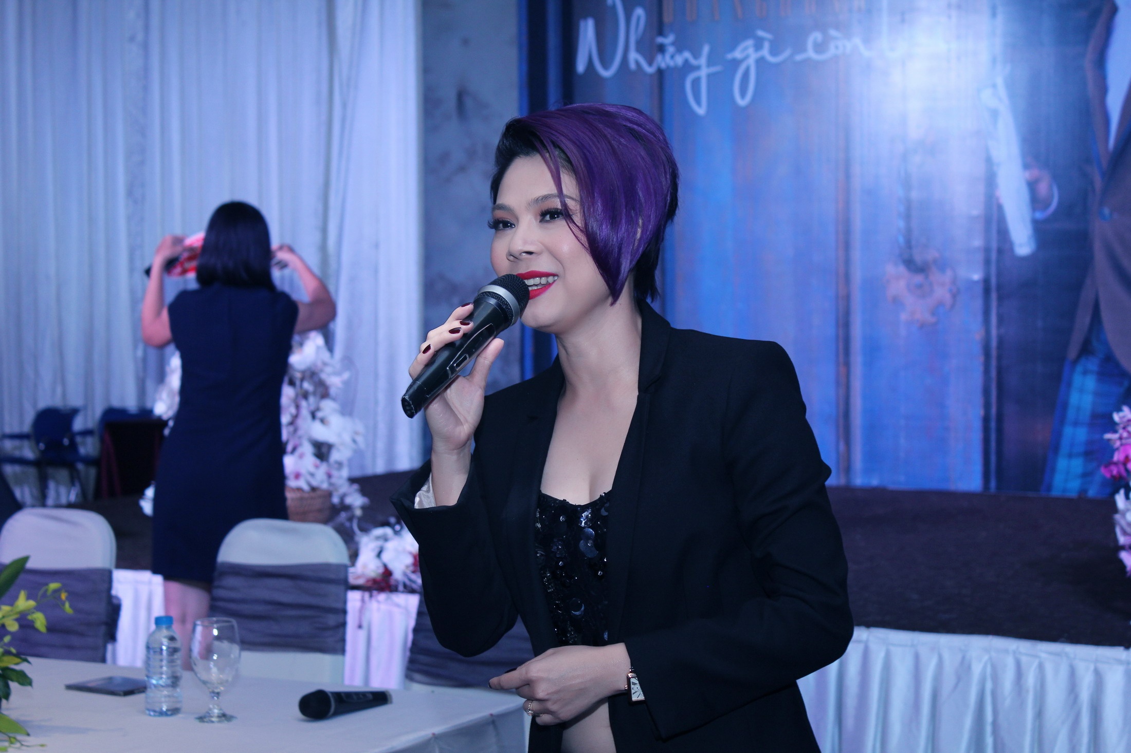 Thanh Thảo cá tính với mái tóc nhuộm tím và gợi cảm hơn khi diện crop-top đính kim sa lấp lánh. Diện trang phục đẹp, khoe vòng 2 thon gọn nhưng nữ ca sĩ có thương hiệu búp bê lại không có thời gian để chụp ảnh khi được phóng viên yêu cầu.