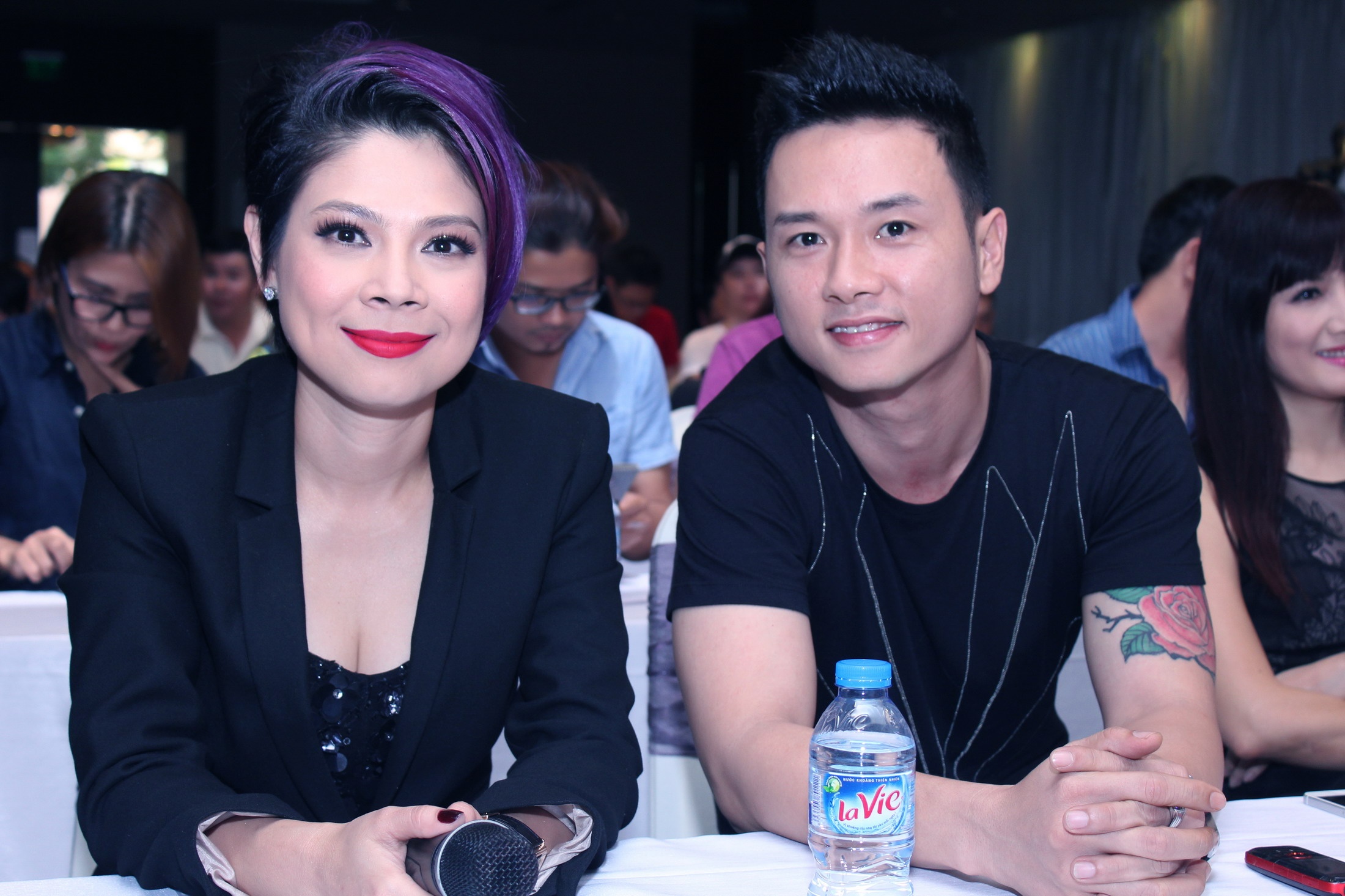 Búp bê con trai tất bật làm nhiệm vụ của mình, đón tiếp khách mời, chuẩn bị cho phần giao lưu với báo chí.