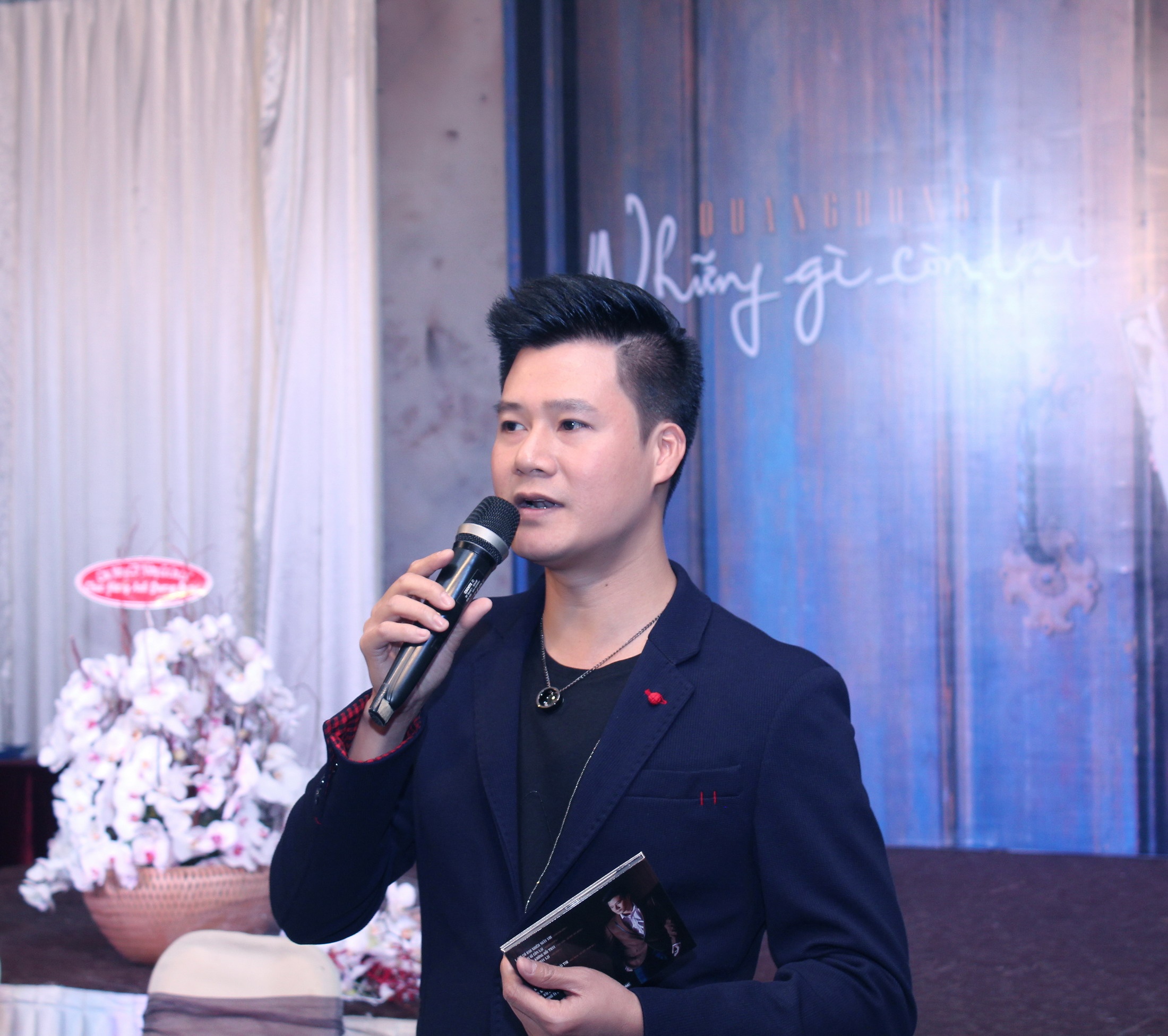 Trong suốt buổi họp báo, Thanh Thảo còn giữ vai trò MC để dẫn dắt chương trình và làm bầu không gian sôi động hơn. Nữ ca sĩ cá tính nửa đùa nửa thật: “Tôi sợ mọi người nghe anh ấy nói mà quên đặt câu hỏi, sợ không khí cũng trầm đều như dòng nhạc của Quang Dũng”.