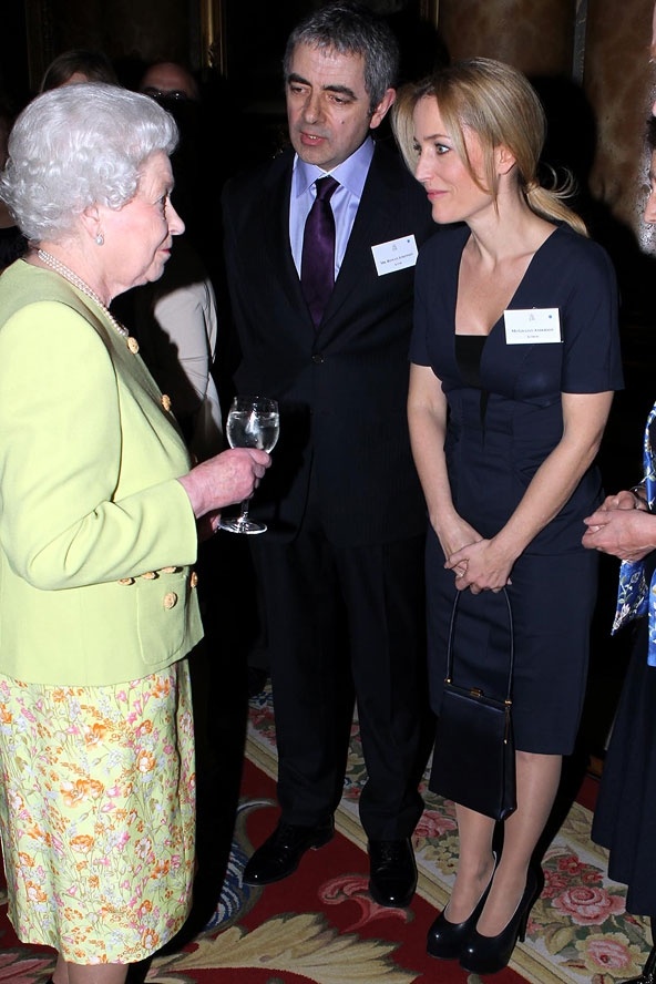 Gillian Anderson và Rowan Atkinson đều vô cùng hãnh diện khi được gặp Nữ hoàng khi đến tiệc tổ chức kỷ niệm 200 năm ngày sinh của nhà văn Charles Dickens