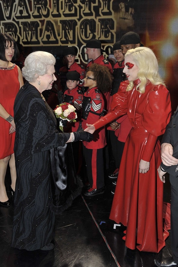 Chiếc váy đen sang trọng tuyệt đối của Nữ hoàng đối diện bộ cánh đỏ của Lady Gaga, tạo nên bức tranh đối lập về màu sắc thú vị .