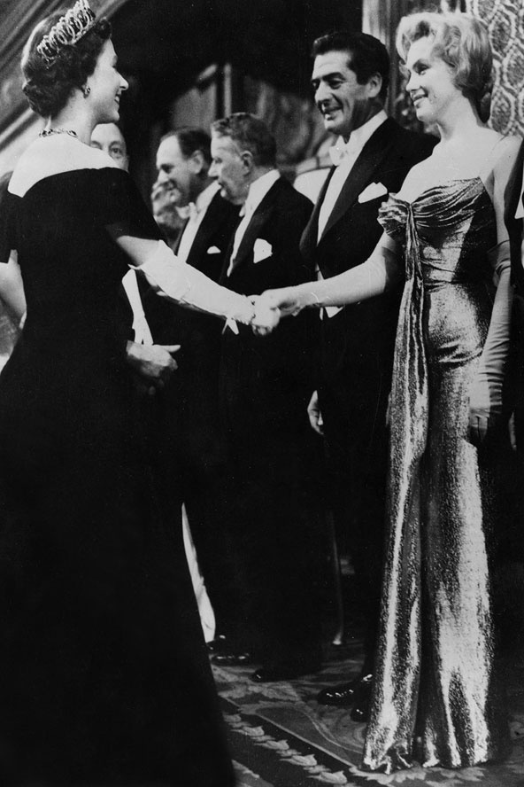 Vào năm 1956, khi Nữ hoàng 30 tuổi, bà đã diện một chiếc váy đen trễ vai đầy nữ tính trong sự kiện công chiếu phim của Hoàng gia. Tại đây, nữ diễn viên huyền thoại Marilyn Monroe đã có cơ hội bắt tay và trò chuyện cùng Nữ hoàng