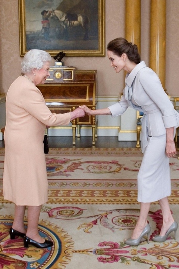 Vào tháng 10 vừa qua, Angelina Jolie đã cực kỳ vinh hạnh khi được diện kiến nữ hoàng nước Anh. Trong khi nữ hoàng nhẹ nhàng với tông cam nhạt thì diễn viên Hollywood trang nhã cùng tông ghi sáng.  Tuy nhiên, cô chưa phải là ngôi sao hạng A duy nhất được gặp gỡ