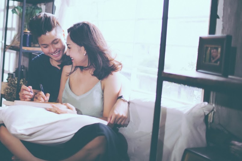 Anthony Vũ trong dịp hè về Việt Nam thăm gia đình đã bị chị gái “ép” đóng video clip. Dù vậy, anh vẫn vào vai khá ngọt để người xem không có cảm giác  gượng gạo.