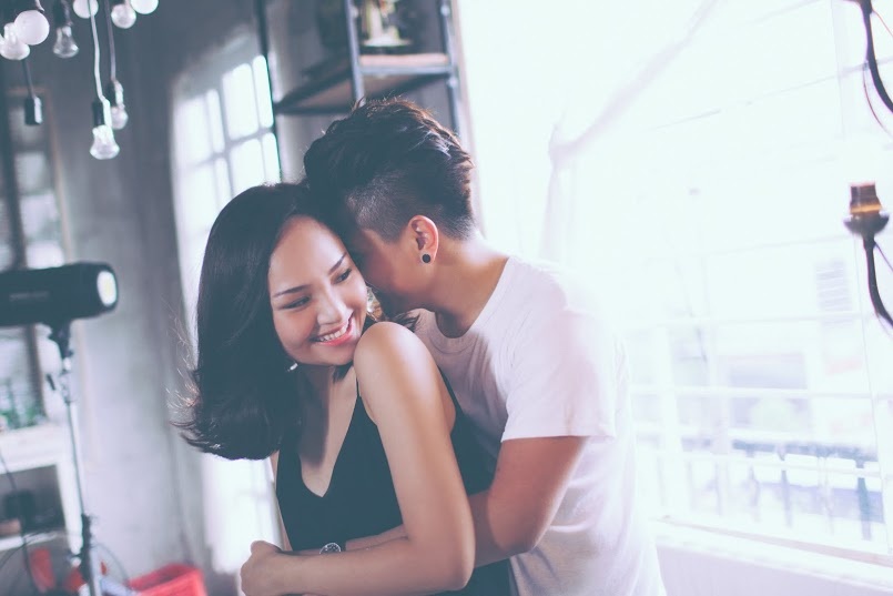 Nữ diễn viên Nhà có 5 nàng tiên bật mí, em trai của cô - Anthony Vũ đang là du học sinh tại Canada – đóng vai bạn trai Miu Lê trong MV này. 