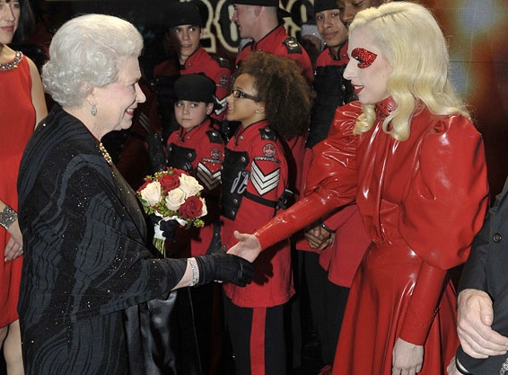 Ngam phong cach Nu hoang Anh khi gap sao hang A Hollywood hinh anh