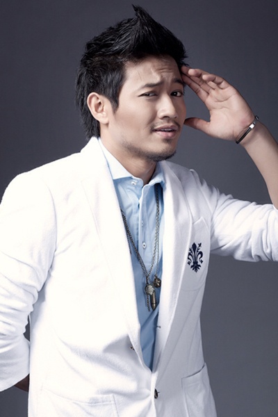 Quý Bình: Muốn bảo vệ người yêu Cũng giống với đàn anh, Quý Bình từng có mối tình đẹp với người trong nghề. Anh và nữ diễn viên Lê Phương yêu nhau từ khi cả 2 còn là sinh viên trường Sân khấu điện ảnh, mối tình kéo dài suốt nhiều năm nhưng lại không có kết cục đẹp. Dẫu vậy, khi chia tay, cả 2 vẫn hợp tác trong nhiều dự án phim ảnh sau này. Nam diễn viên điển trai chia sẻ, anh và người cũ giờ là đồng nghiệp và là anh em thân thiết của nhau.  Lê Phương có đám cưới ồn ào với Quách Ngọc Ngoan nhưng rồi cô lại làm mẹ đơn thân trong khi Quý Bình vẫn còn mải miết với những vai diễn. Một bạn diễn ăn ý khác và rất thân thiết với anh là Vân Trang. Dù có nhiều tin đồn nhưng cả 2 vẫn là anh em đồng nghiệp.