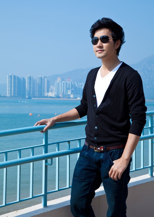 Anh thừa nhận mình quá nhút nhát khi yêu, dù có tình cảm với người ta nhưng lại không bao giờ dám thổ lộ. “Hiện tại tôi thấy mình chỉ lớn xác, lớn tuổi thôi chứ cảm giác yêu vẫn còn mong manh lắm. Khi yêu, trái tim vẫn loạn nhịp như thường chứ không cứng rắn như tuổi mình được”, anh tâm sự. Không những thế, nam ca sĩ Nỗi lòng xa xứ còn thể hiện mình là người đàn ông giàu trách nhiệm khi chia sẻ: “Bây giờ có nhiều cái lo hơn hồi xưa, khi yêu ai đó phải đặt chữ trách nhiệm lên trên, không yêu theo cảm tính như trước được. Tôi thường suy nghĩ rằng yêu họ nhưng có bảo vệ được họ không, có thể che chở, cho người ta cuộc sống tốt đẹp không”.