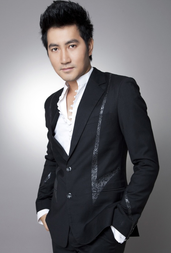 Trong giới, ai cũng biết Nguyễn Phi Hùng có tính cách rất hiền, nhiều người còn cho rằng anh là ngôi sao lành tính còn sót lại của Vbiz. Tuy vậy, anh chỉ cười và bảo cuộc sống trầm lặng thích hợp với con người tĩnh như anh hơn. Trước khi chính thức vào nghiệp hát, nam diễn viên Hải âu từng có mối tình đẹp khi anh còn là vũ công. Tuy nhiên, vì công ty yêu cầu khắt khe, buộc anh phải lao vào tập luyện miệt mài cho vai trò ca sĩ nên Phi Hùng đành gát lại chuyện tình cảm. Và cũng từ đó, chưa một lần nào anh chia sẻ về bạn gái của mình.