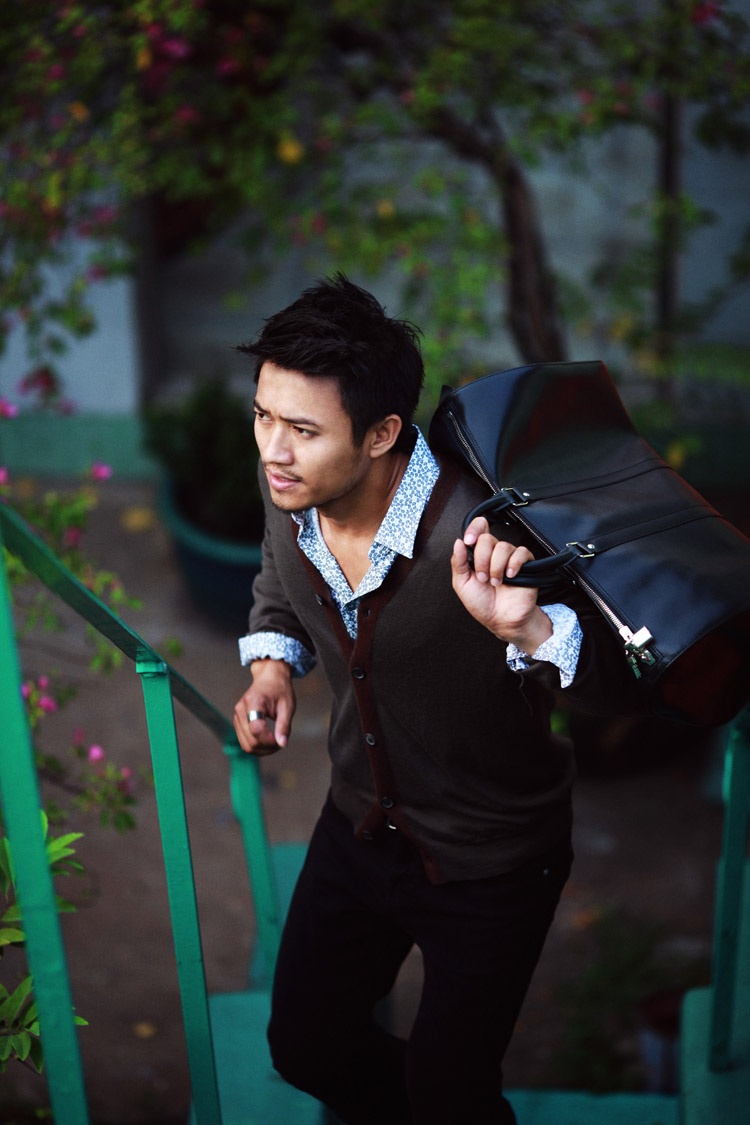 Thế nên chưa bao giờ anh vướng vào scandal tình cảm với bạn diễn, càng không muốn kể chuyện tình yêu trên mặt báo. Ít ai ngờ, đằng sau vẻ mạnh mẽ, phong trần ấy của Quý Bình là một người đàn ông yếu đuối đến tội nghiệp. Anh tâm sự, sau lần đổ vỡ của mối tình đầu, anh sa sút tinh thần tột độ và điều đó ảnh hưởng đến công việc lẫn cuộc sống của anh. Sau khi vực dậy, Quý Bình nhận ra cho mình nhiều bài học giá trị. Đến giờ chuyện tình cảm của nam diễn viên vẫn còn là ẩn số với người hâm mộ.