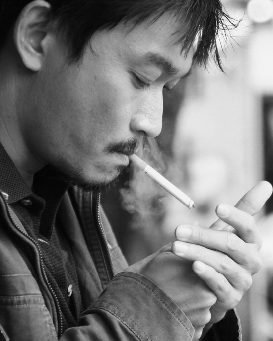 Trương Minh Quốc Thái: Lãng tử và phong trần. Nếu so với nhiều ngôi sao mới nổi, thật khó để nói Quốc Thái đẹp trai vì ở anh không có sự hào nhoáng. Phát trong Người đàn bà yếu đuối của nhiều năm về trước không khác nhiều so với Trương Minh Quốc Thái bây giờ. Vẫn nam tính, lãng tử nhưng theo thời gian, ở anh toát lên vẻ phong trần, cứng cỏi hơn. Điều đó càng làm cho anh trở nên đàn ông hơn – điều hiếm hoi của nhiều sao nam bây giờ.