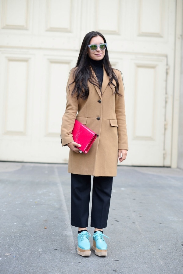 Nhưng kiểu dáng nay không chỉ bó gọn trong những thiết kế áo choàng dàng dài mùa cũ mà đã mở rộng ra với chất liệu da lộn có đường tua rua phong cách, áo choàng vest không tay hay áo bóng chày; giúp chị em có nhiều lựa chọn hơn cho tủ đồ của mình.