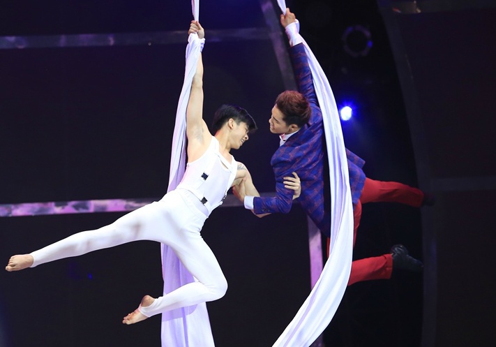 Chuyen tinh dong tinh gay sot Thu thach cung buoc nhay hinh anh