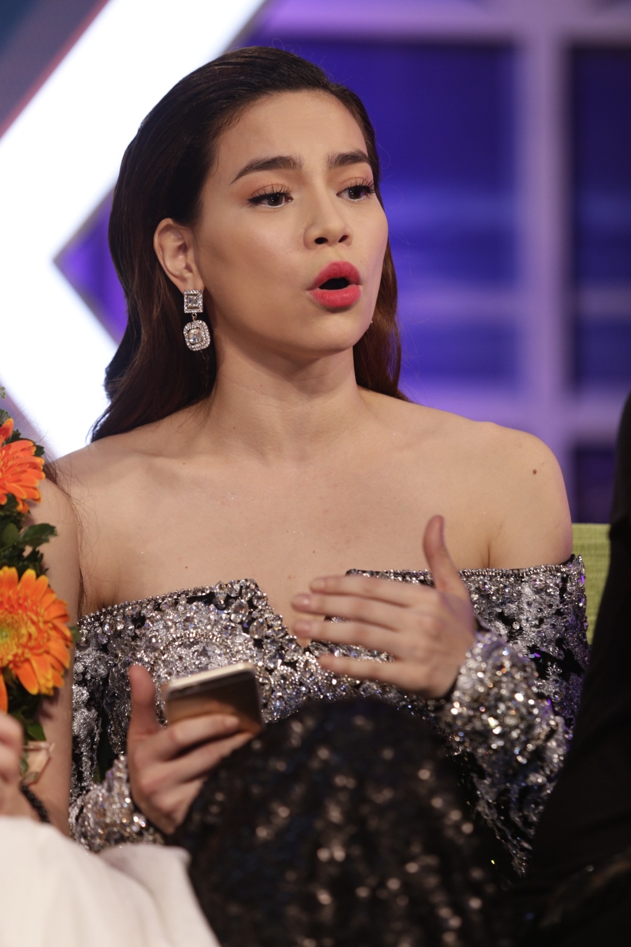 Hà Hồ tỏ ra khá điềm tĩnh.