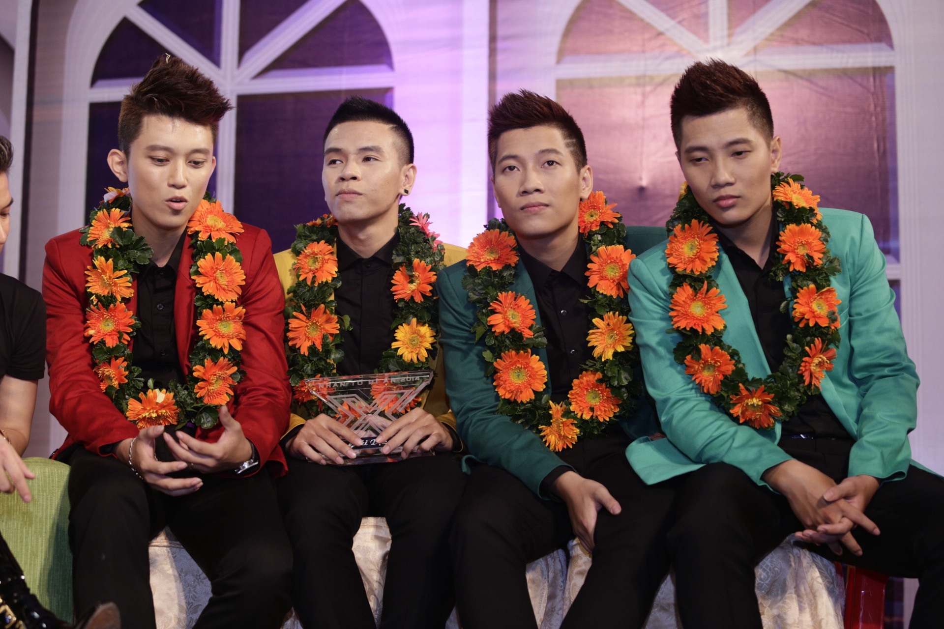 Các chàng trai O Plus bình tĩnh trả lời báo chí.