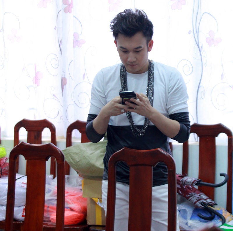 Tối 19/10, Dương Triệu Vũ trình diễn sôi động, cuốn hút trong lễ khai mạc giải bóng đá trẻ U21 tại Cần Thơ với hơn 5000 khán giả. Người hâm mộ đứng dậy cổ vũ và hát theo anh trong ca khúc Những giấc mộng dài và Dối nằm trong single vừa mới phát hành. 