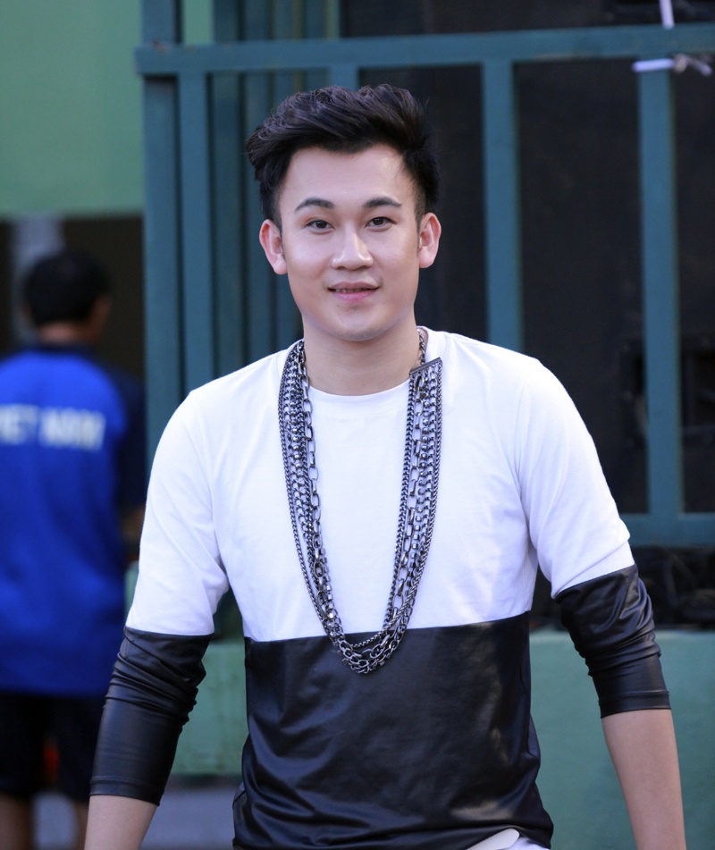 Thời gian qua, khi vừa phát hành MV Những giấc mộng dài, Dương Triệu Vũ vấp phải phản ứng của một số khán giả tại Hà Nội. Họ chỉ trích nam ca sĩ đã vô cảm trước nỗi đau của đồng loại, khi tái hiện bối cảnh trong MV là hiện trường một vụ tai nạn máy bay thảm khốc. 