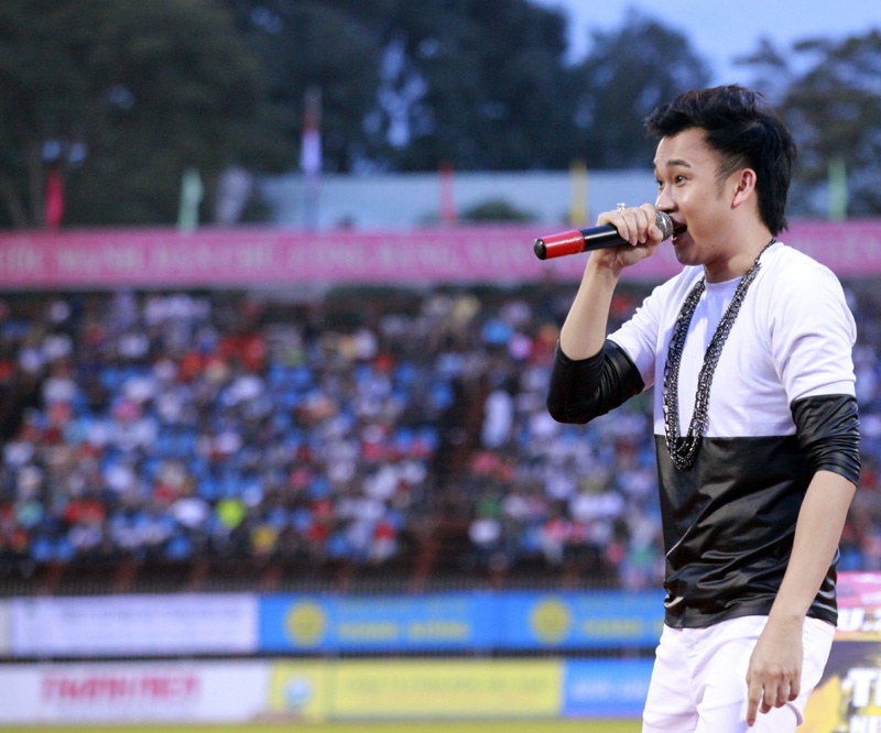 Cuối cùng, êkíp đưa ra ý tưởng về một chuyện tình yêu sau tai nạn máy bay rơi thảm khốc. Tôi không ngờ lại bị phản ứng mạnh như vậy. Lúc đó thực lòng rất bối rối. Như từng nói, tôi là người không sống chung với scandal được, nên thường kiệm lời, tránh xa những ồn ào, và chỉ chuyên tâm cho hoạt động âm nhạc mà thôi. Tôi rất sốc khi người ta lại gán ghép cho tôi suy nghĩ là coi thường nỗi đau đồng loại”. 