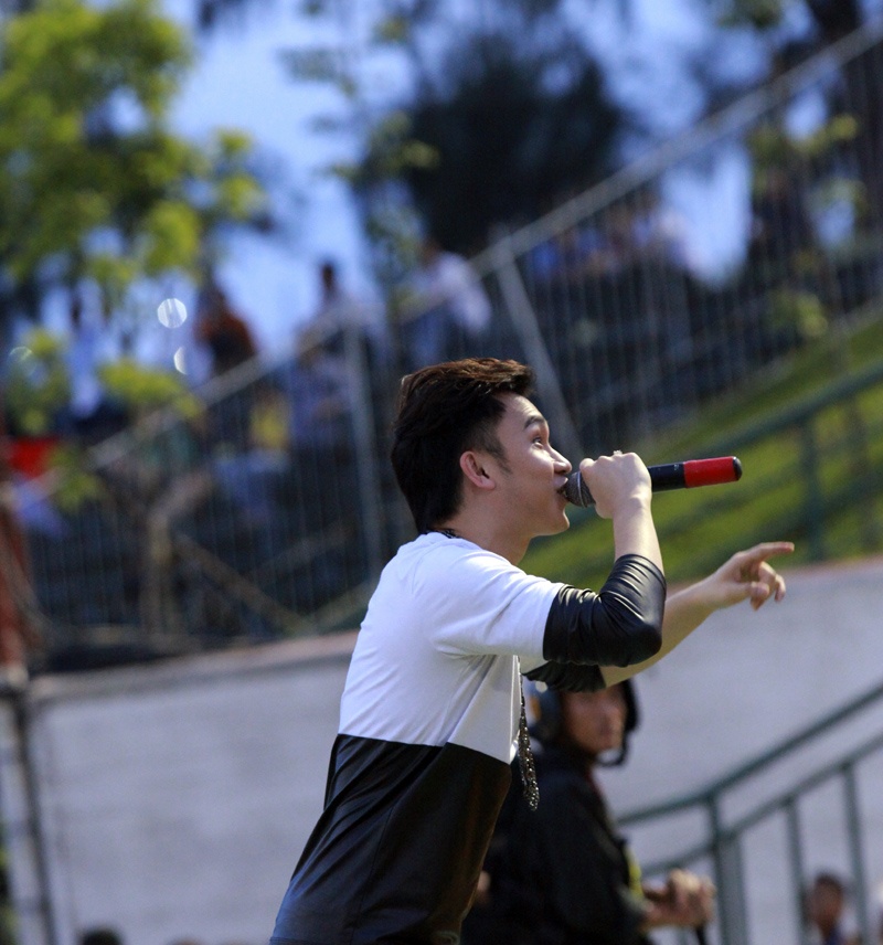 Một nguồn tin cho biết, đã có những lá đơn gửi tới các cơ quan chức năng yêu cầu xem xét lại việc phát hành MV Những giấc mộng dài của Dương Triệu Vũ. 