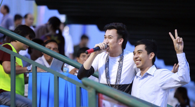 Sau phần trình diễn tại sân vận động, Dương Triệu Vũ đã ở lại cổ vũ cho U21 Việt Nam và cảm thấy hưng phấn khi tuyển Việt Nam đã thắng U21 Singapore 3-0. 