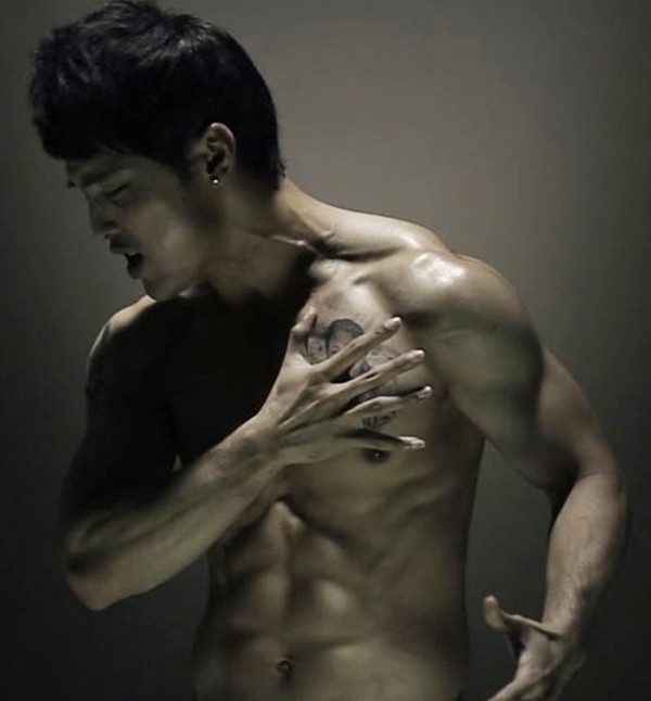 Ưng Hoàng Phúc cũng có mặt trong danh sách này với MV Chuyện đó đâu ai ngờ. Từ bỏ dòng nhạc thị trường vốn đã làm nên tên tuổi cho anh, nam ca sĩ điển trai muốn khẳng định bản thân ở thể loại R&B và dance. Nhưng có lẽ Ưng Hoàng Phúc đã bị hụt hơi khi cố bơi ra biển lớn.