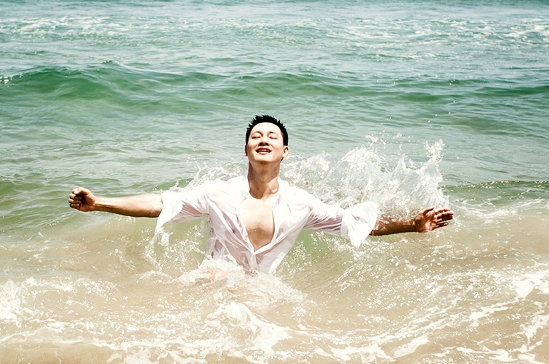 Duc Tuan khoe ve dep nam tinh tren bai bien Hue hinh anh