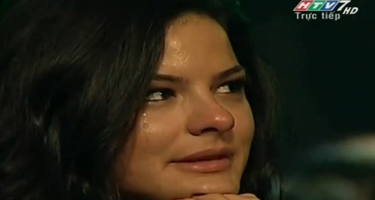 Courtney Galiano bật khóc vì câu chuyện của chính cô.