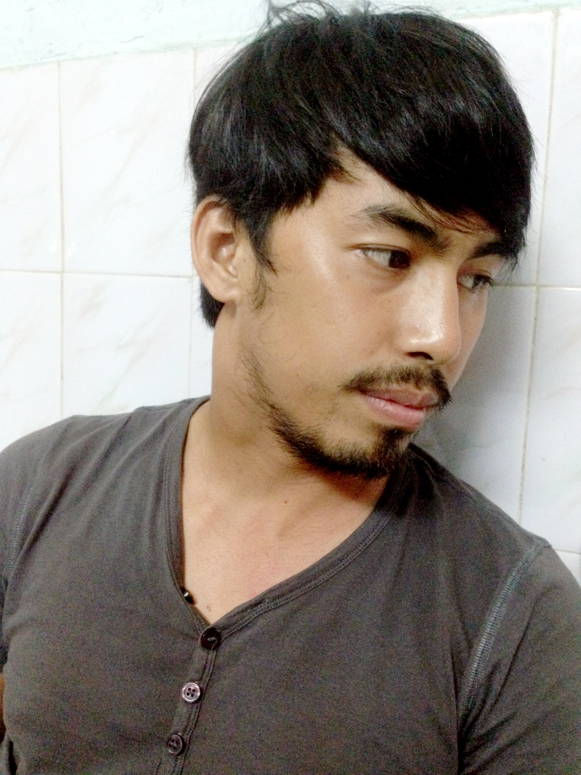 Duy Nhân đang khỏe mạnh bỗng 