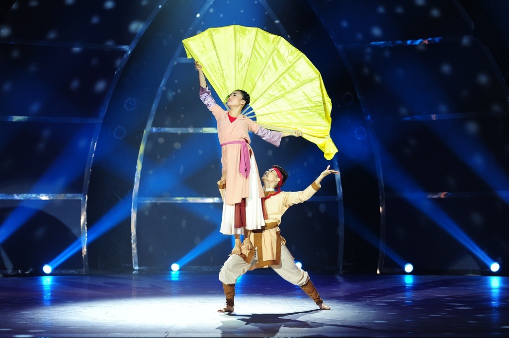 Tuyết Minh tiếp lời: “Tôi đồng ý với ca sĩ Đoan Trang ở chỗ biên đạo Kiều Lê đã tạo nên một tác phẩm đầy tình tạo hình, tính tạo hình trong này rất đẹp. Tuy nhiên, cũng chính vì tạo hình đẹp nên hơi tiếc cho Đình Hoàng, bởi em là vũ công có đầy đủ kỹ năng, kỹ xảo về dân gian đương đại nhưng vì em quá lệ thuộc vào quạt nên em chỉ làm giá đỡ cho Thương Hoài thôi. Chị phải dành lời khen cho Thương Hoài vì sở trường của em là hip hop nhưng với dân gian đương đại, em thể hiện được sự dung dị, khắc khoải chờ đợi của người phụ nữ ở xã hội phong kiến”.