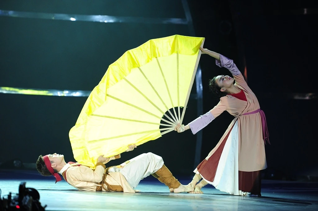 Thương Hoài và Đình Hoàng đã tạo nên sự khác biệt nhất đêm thi qua. Cặp đôi vào vai đôi tình nhân thời phong kiến. Câu chuyện kể về nỗi tâm tư của người con gái chờ đợi người yêu nơi xa. Sự khắc khoải, chờ đợi đó được biểu hiện qua các mùa trăng. Với trang phục được thiết kế như người lính cho Đình Hoàng, còn Thương Hoài trong vai người phụ nữ phong kiến cùng đạo cụ là chiếc quạt to, cả hai đã tạo nên ấn tượng khó phai trong lòng người xem.