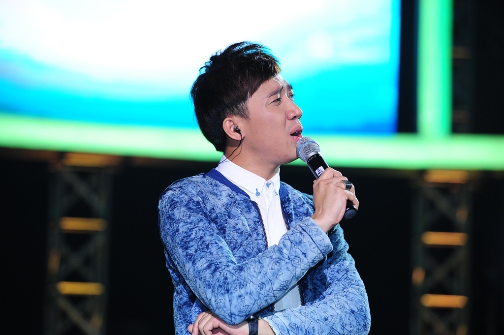 Ngay sau phần trình diễn của thí sinh, Trấn Thành mời nữ giám khảo khách mời phát biểu, cô được dịp “trả thù” đàn em ở màn trước. Đoan Trang liên tục đặt câu hỏi cho Trấn Thành nhưng không yêu cầu anh trả lời, trước sự thông minh của nữ ca sĩ cá tính, MC của chương trình phải chào thua.