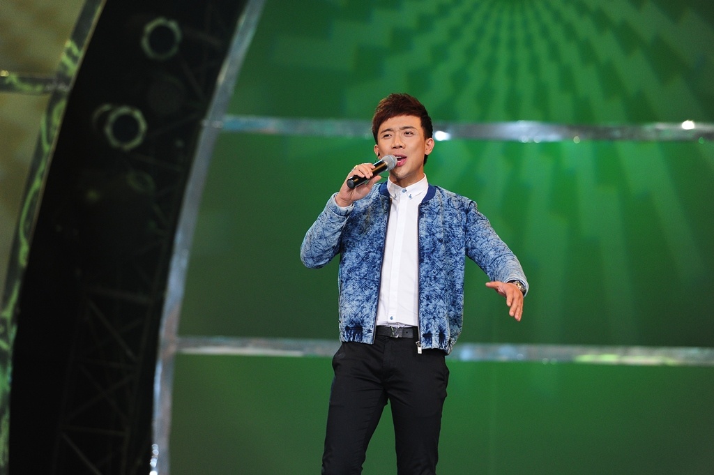 Trong liveshow 1 – Top 20 tranh tài của Thử thách cùng bước nhảy diễn ra tối 25/10, Trấn Thành tiếp tục tỏa sáng với lối dẫn hài hước, dí dỏm và thông minh. Anh liên tục “ăn hiếp” giám khảo Chí Anh và vị giám khảo hiền lành này chỉ biết chịu trận trước sự ứng biến nhanh nhẹn của Trấn Thành. John Huy cũng là “nạn nhân” của MC chương trình vì biên đạo tài năng này không sõi tiếng Việt. Tuy nhiên, với Đoan Trang, người chị mà Trấn Thành thừa nhận thân thiết còn hơn chị em ruột, cũng bị anh lấn lướt. 