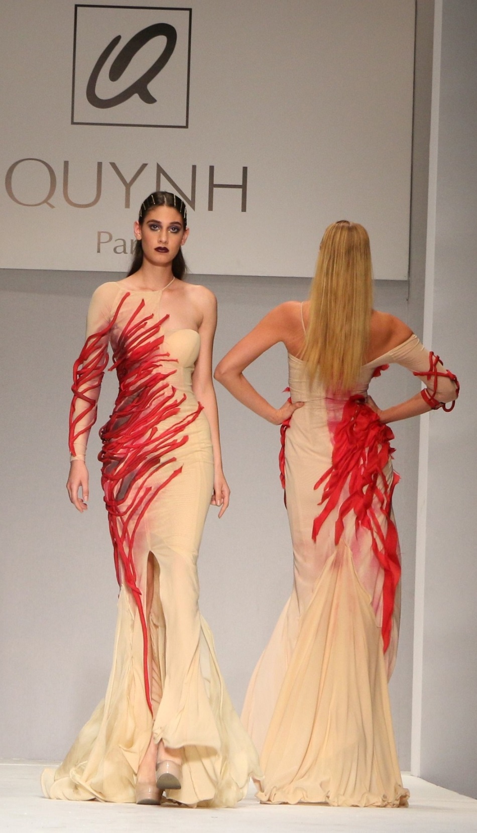 Điển hình là Little Black Dress, chiếc váy tôn vinh vóc dáng và nét gợi cảm của phái đẹp. Màu sắc chủ đạo của bộ sưu tập là xanh cobalt kinh điển, gam đen huyền bí, vàng ánh kim rực rỡ…