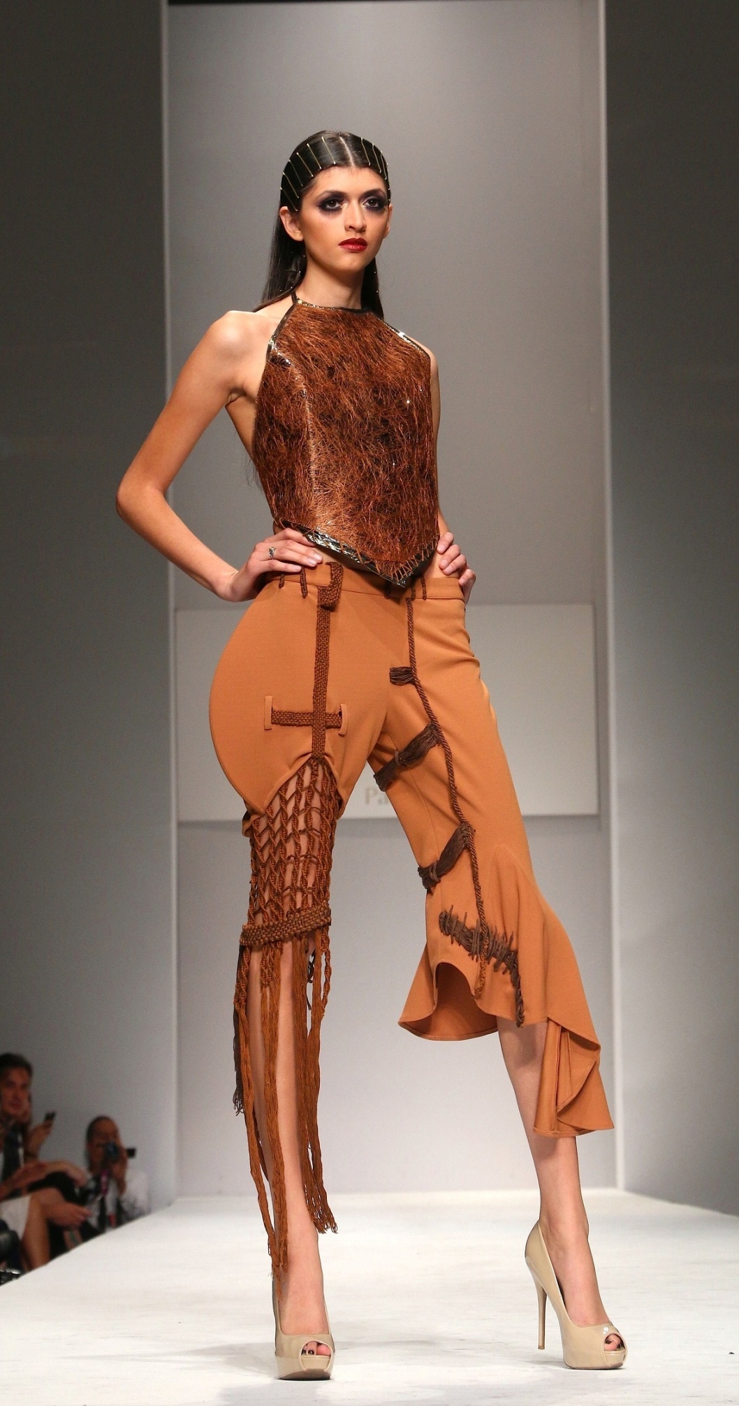 Bên cạnh đó những điểm nhấn ở nét vẽ điêu luyện, đường viền đăng-ten, line trắng viền dọc thân váy… trên trang phục tạo cảm giác thi vị, đầy ẩn ý.