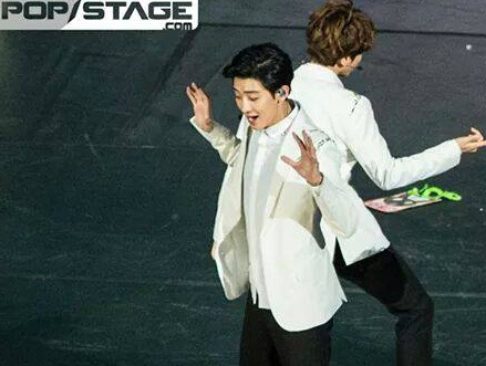 Fan qua khich nem do lot vao nguoi EXO hinh anh