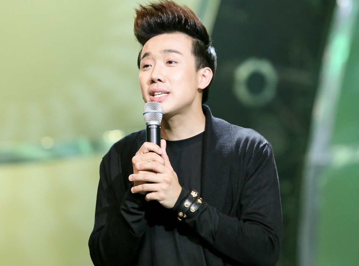 Tran Thanh gay tranh cai voi gu an mac ngay cang nu tinh hinh anh