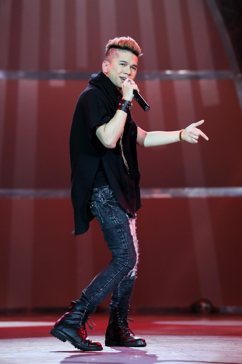 Hoàng Tôn thể hiện ca khúc Quên đi do chính anh sáng tác. Với dòng nhạc R&B cá tính, hiện đại, nam ca sĩ đốt cháy cả khán phòng vì sự sôi động, trẻ trung.