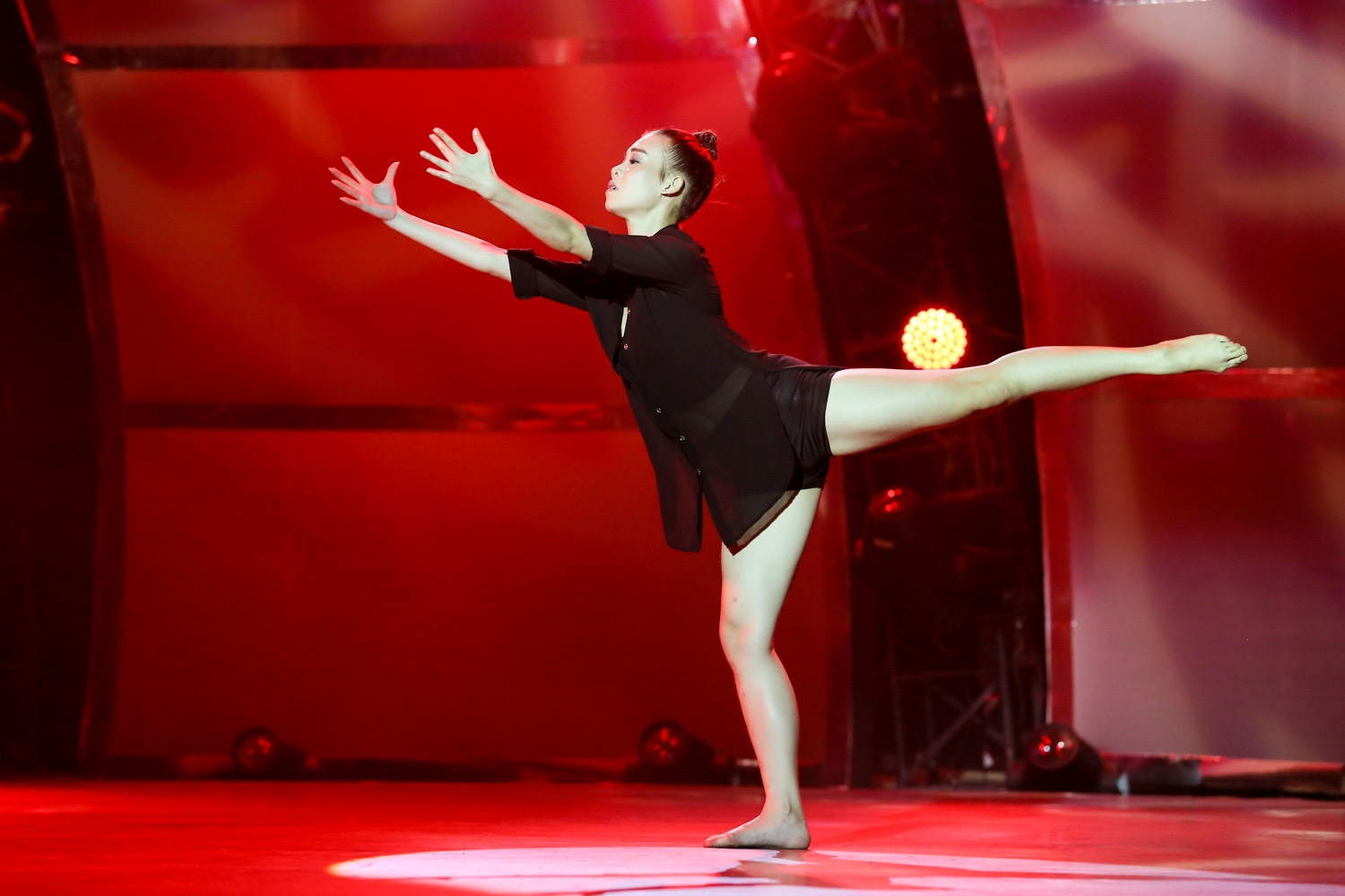 Trải qua thử thách solo 30 giây, cả 6 thí sinh đều bộc lộ hết khả năng của họ. Về phía 3 nữ thí sinh, John Huy “cảnh báo” Thảo Ngân: “Đây là lần thứ 2 em solo, em phải biết mình thiếu thu hút khán giả. Bài solo của em có nhiều động tác, kỹ thuật rất nguy hiểm. Nhưng em phải suy nghĩ kỹ vì nếu nguy hiểm quá thì không an toàn cho cơ thể”.