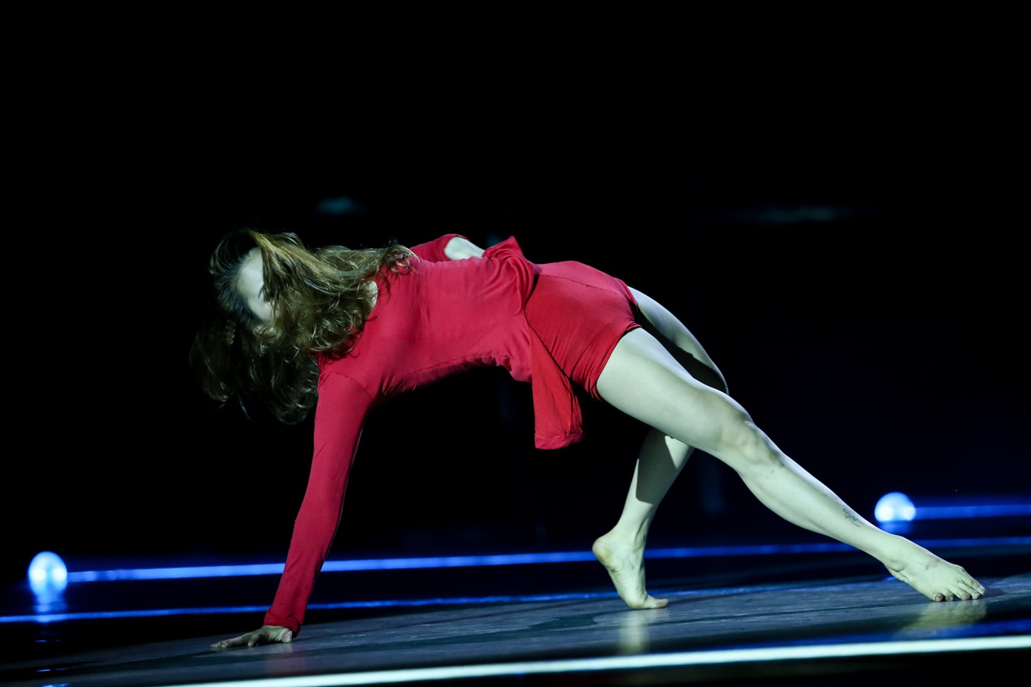 Với 2 cô gái còn lại, “phù thủy biên đạo” nhẹ nhàng hơn khi đưa ra lời khuyên: “Phạm Lịch, lần đầu tiên em phải solo, em cháy hết mình, rất máu lửa. Nhưng em phải tập trung về phần tay và chân vì kỹ thuật jazz của em cần phải chắc hơn nữa.