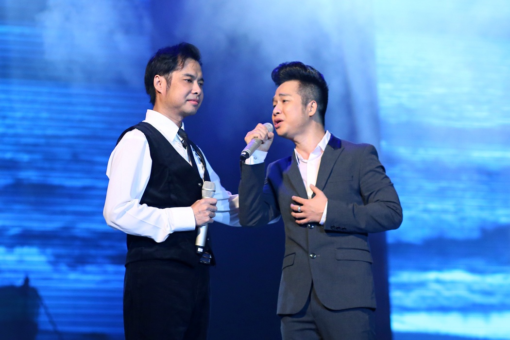 Các khách mời được đặt đúng sở trường của họ để tạo nên nhiều màu sắc cho chủ nhân đêm nhạc. Trong liveshow của Quách Tuấn Du không thể thiếu được người cha nuôi đã dìu dắt nam ca sĩ từ những ngày đầu rời nhóm - Ngọc Sơn.