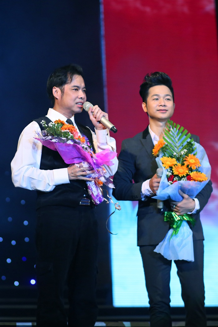 Hai cha con đã say sưa thể hiện 2 ca khúc do Ngọc Sơn sáng tác là Tình cha và Đạo làm con.