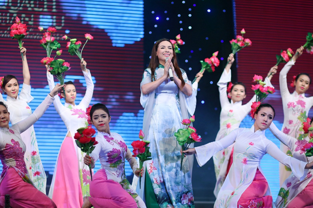 Ưng Hoàng Phúc, Phi Nhung và Thùy Trang cùng Quách Tuấn Du song ca những ca khúc về đời, về đạo đã tạo nên nét đặc trưng cho mỗi người.