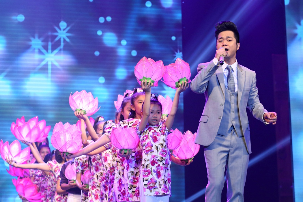 Đúng như nguyện vọng mà Quách Tuấn Du bày tỏ trước đó, anh hứa trong liveshow này sẽ xuống tóc để bày tỏ sự thành tâm trước các Phật tử.