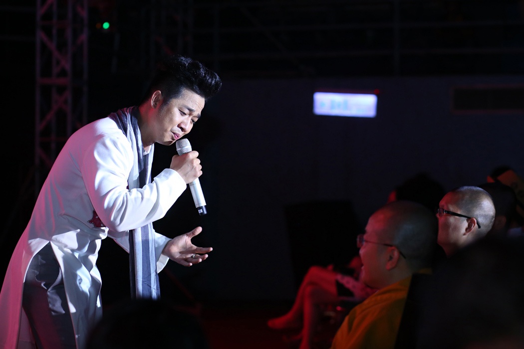 Việc anh thực hiện liveshow Về chốn bình yên cũng là một lối rẽ mà duyên cuộc đời đã đưa anh đến. Quách Tuấn Du dành nhiều tâm huyết cho duyên nợ ấy nên nửa chương trình anh thể hiện những ca khúc Phật giáo nổi tiếng như Quy kính Phật Đà, Lạy Phật Quan Âm, Phật là ánh từ quang.